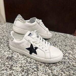 Fashion Tennis Shoes - Memory Foam Insole